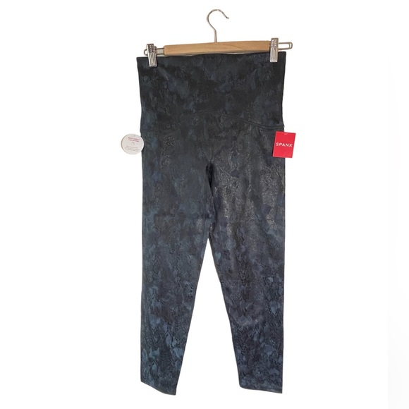 SPANX Pants - Spanx Shimmer Navy Reptile Leggings 7/8 Length Size M NWT Booty Boost
